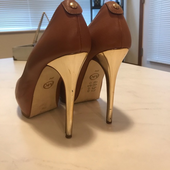 Michael Kors tan heels with gold - Picture 2 of 2